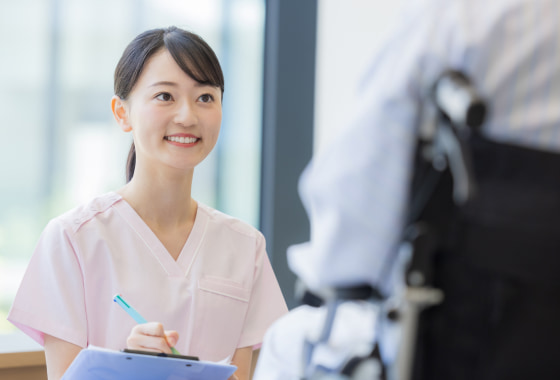 医療現場におけるコミュニケーション改善ついて相談する看護師