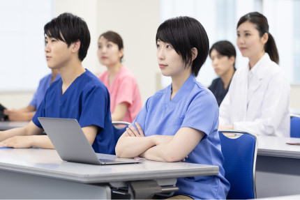 医療機関における接遇研修を真剣に受講するスタッフたちの様子